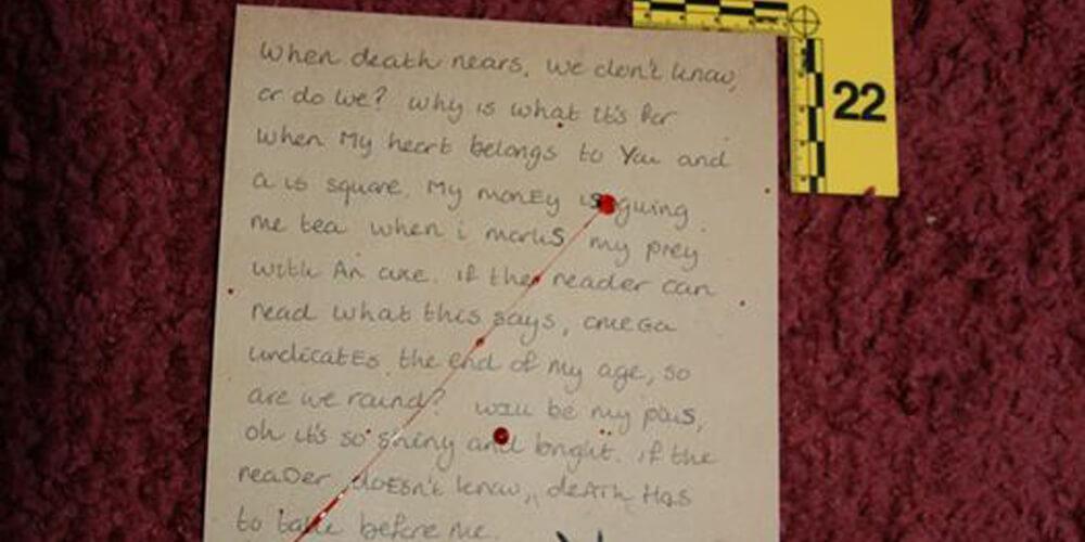 Een brief met een geheime code gevonden op een crime scene
