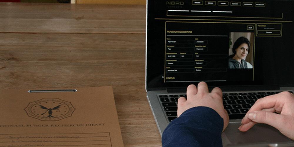 Een dossier op tafel en toegang tot de crime database