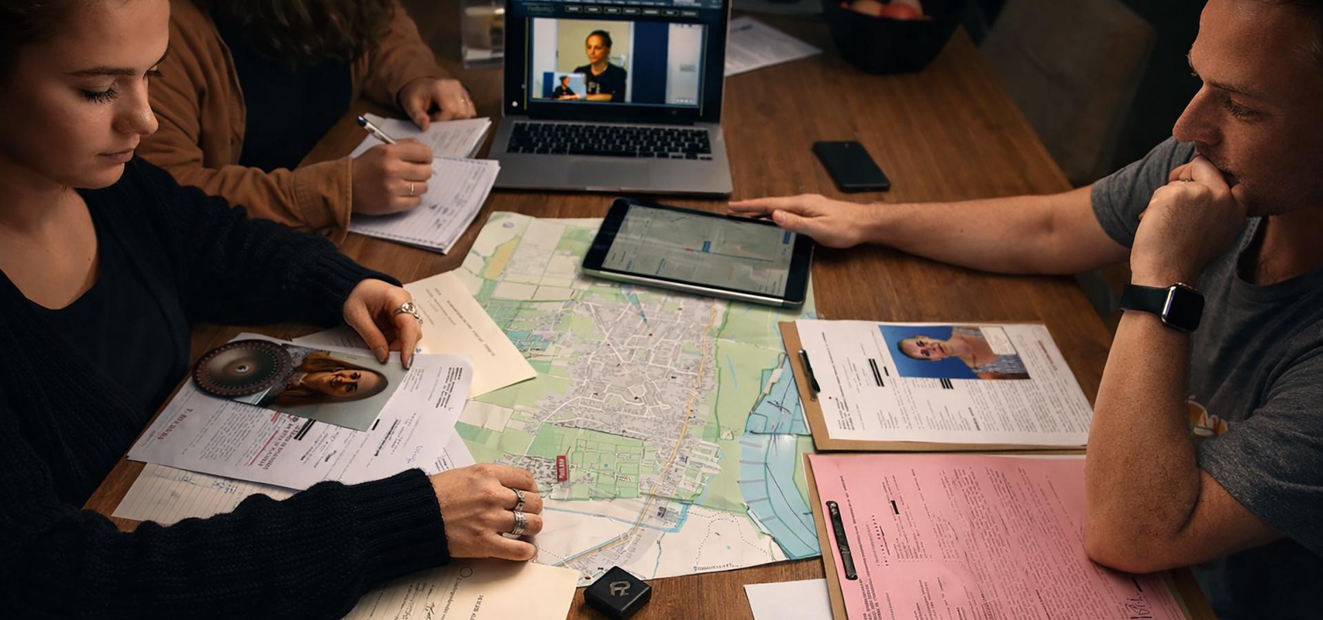 Fysieke Murder Mystery Game — echt dossier met bewijsstukken op tafel